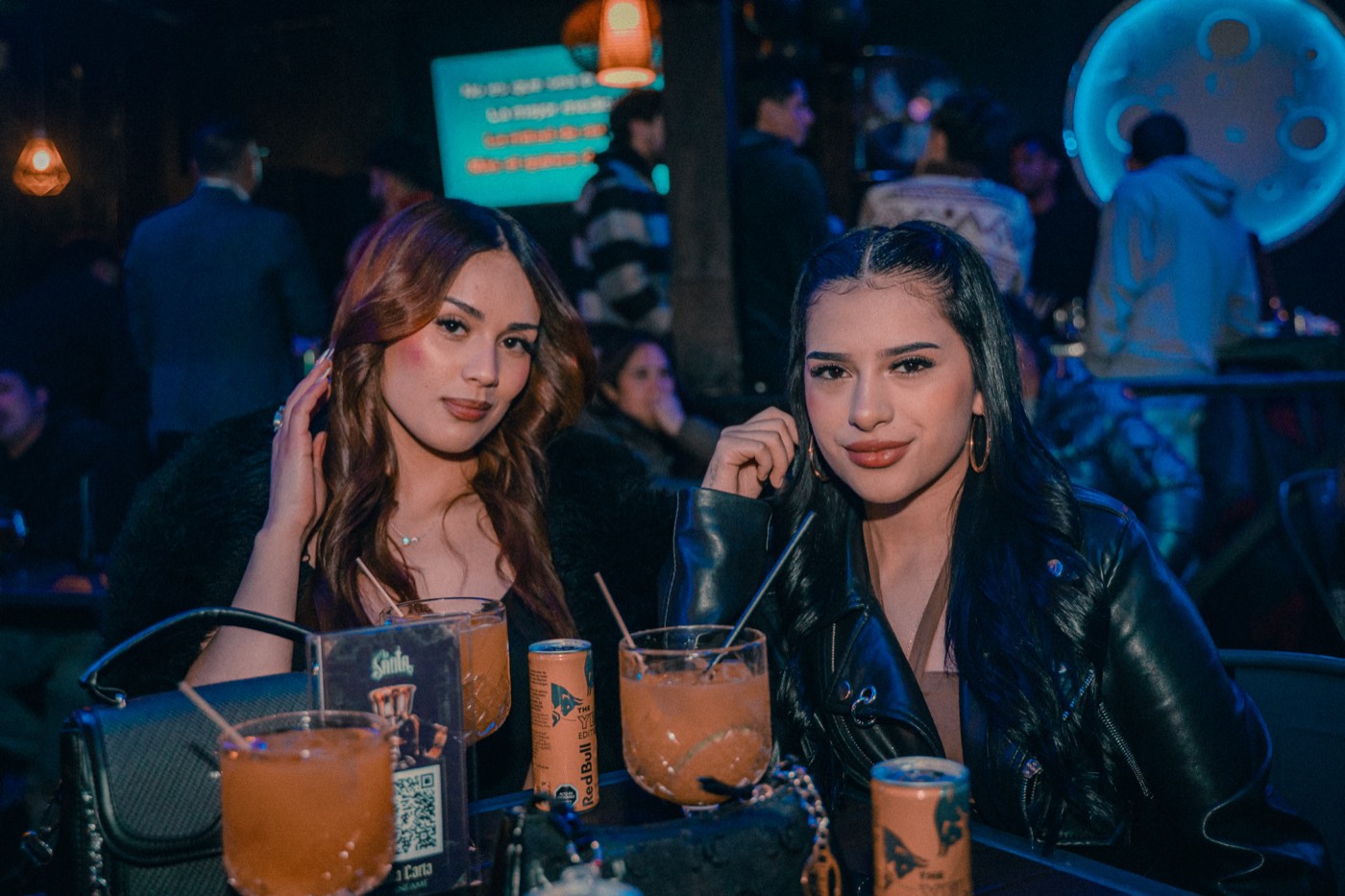 Dos clientas con cócteles en el salón de La Santa
