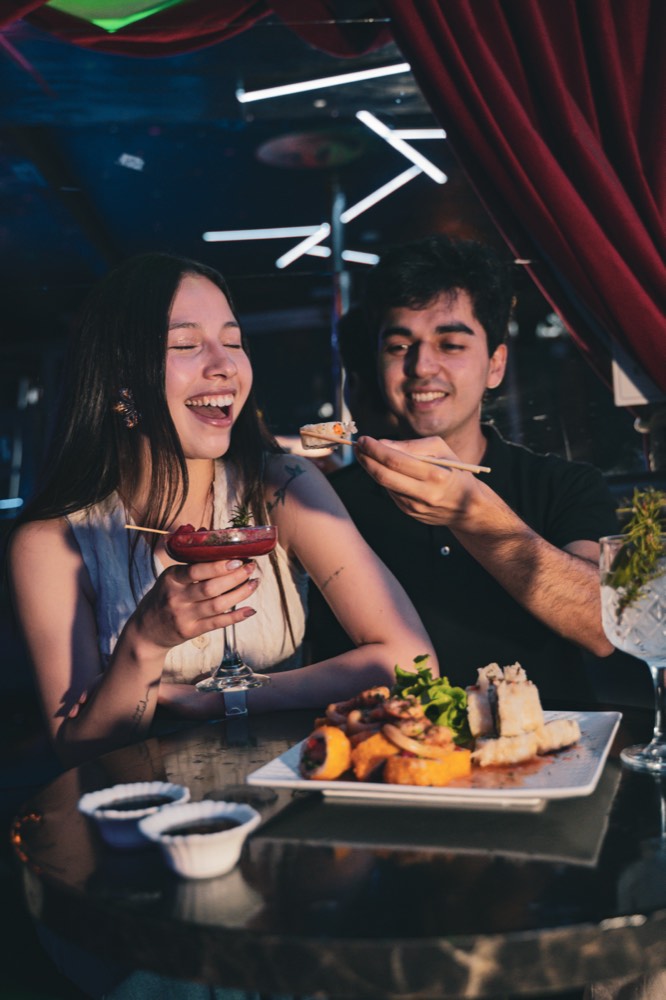 Pareja compartiendo una tabla en La Santa