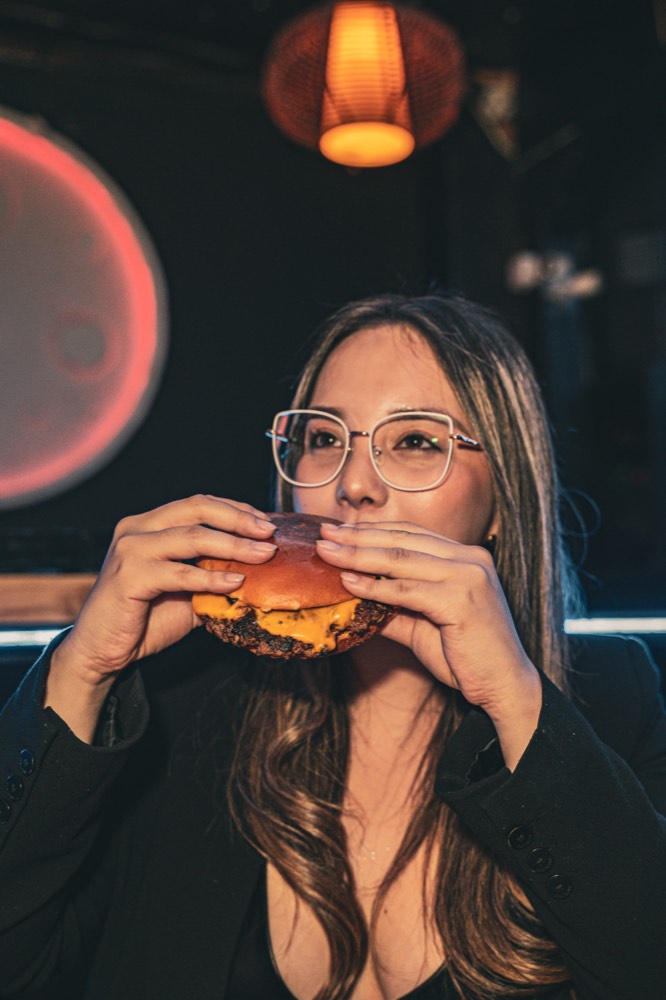 Clienta comiendo una Santa Burger
