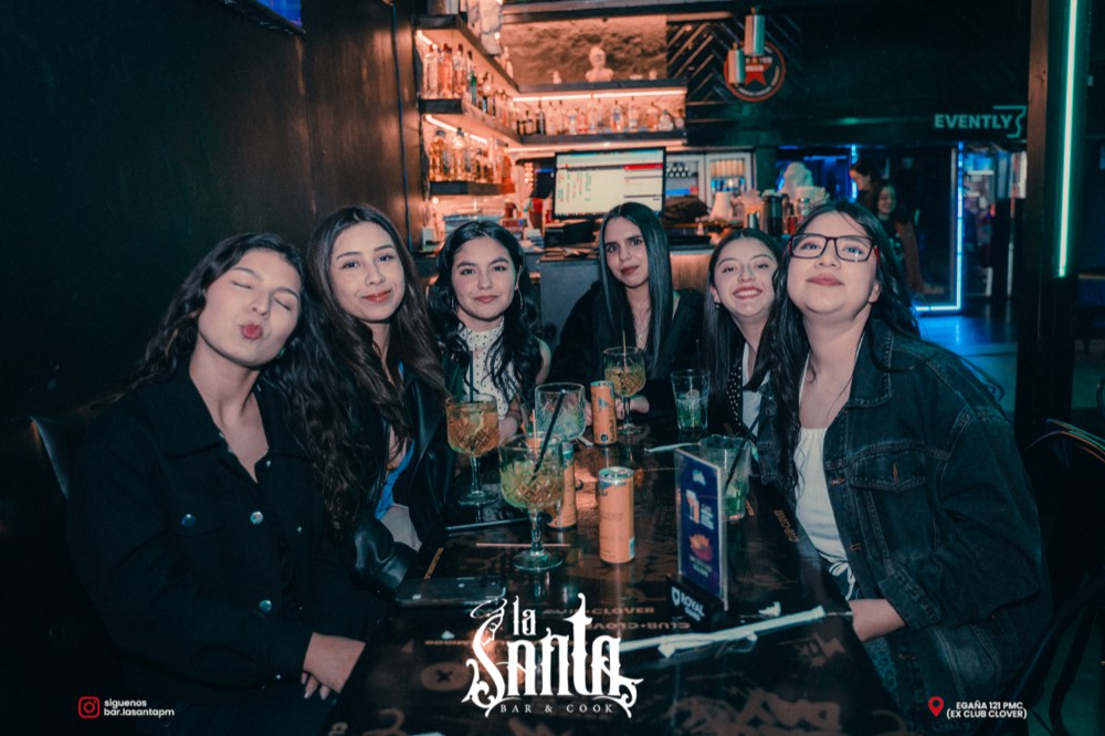 Grupo de amigas celebrando en La Santa