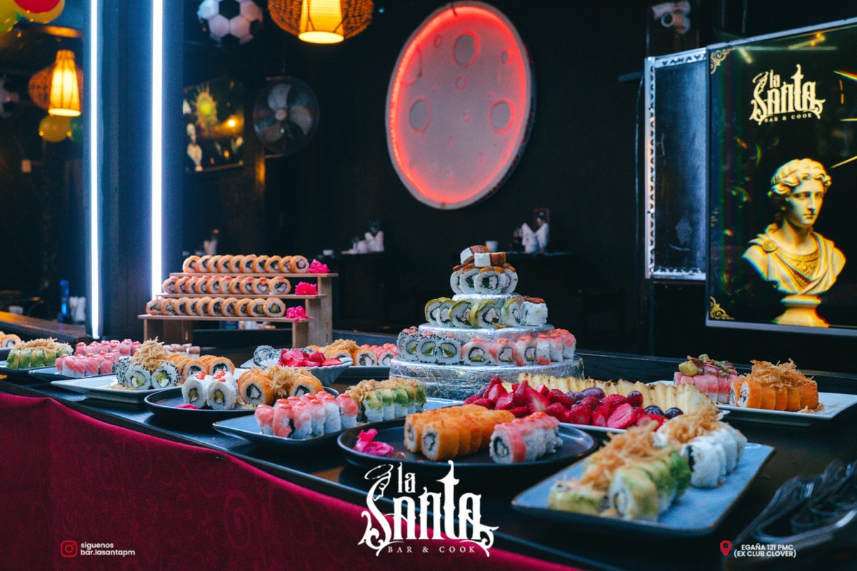Mesa del buffet Santos Palitos Libres llena de rolls